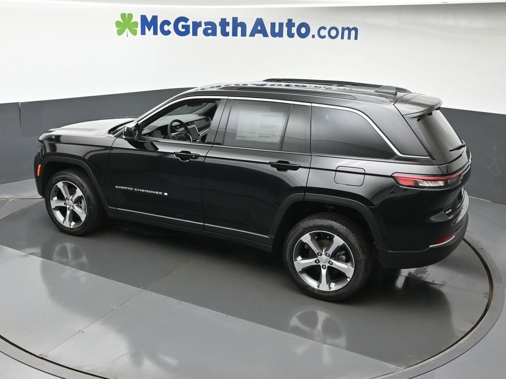 New 2026 Diamond Black Crystal Pearl-Coat Exterior Paint Jeep Limited image 32