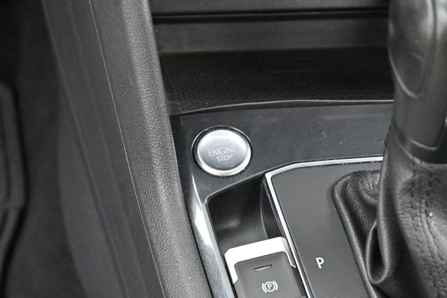 Used 2020 Deep Black Pearl Volkswagen SE image 21
