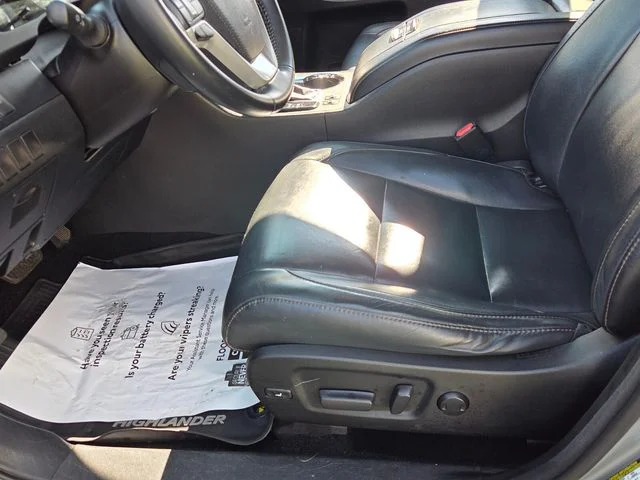 Used 2017 Silver Toyota XLE image 6
