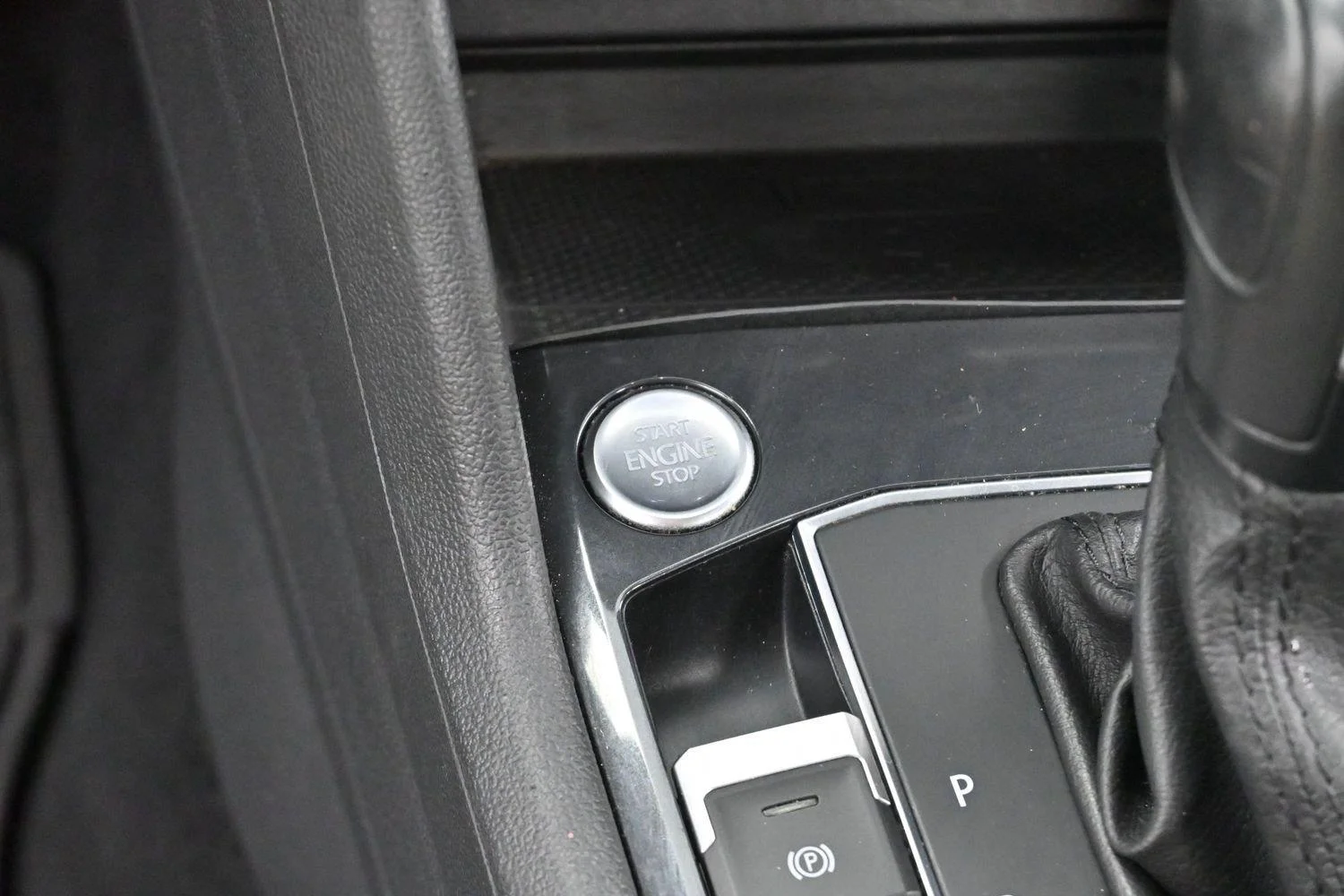 Used 2020 Deep Black Pearl Volkswagen SE image 21