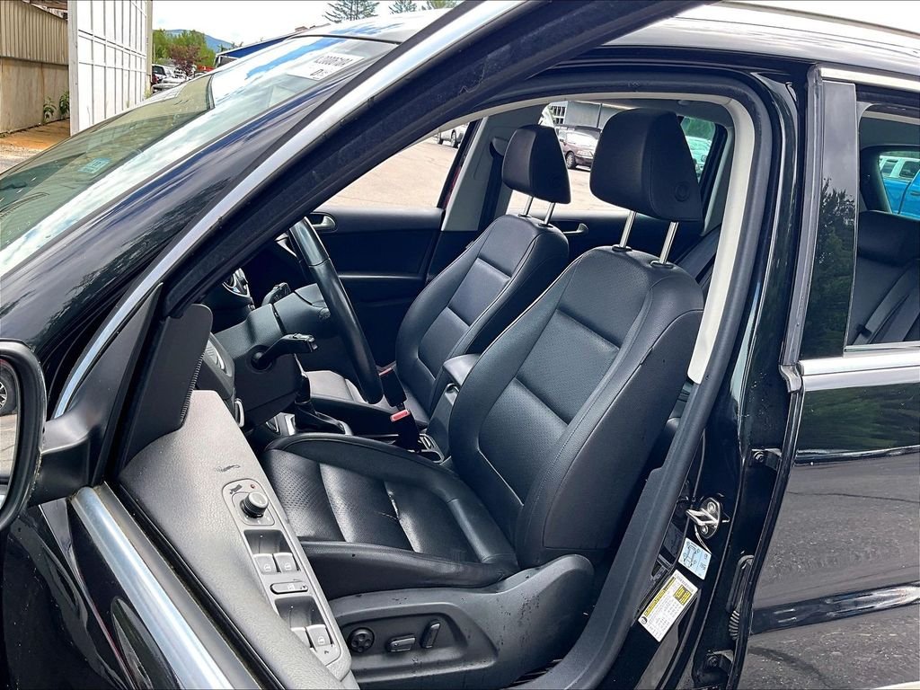 Used 2016 Black Volkswagen SE image 10
