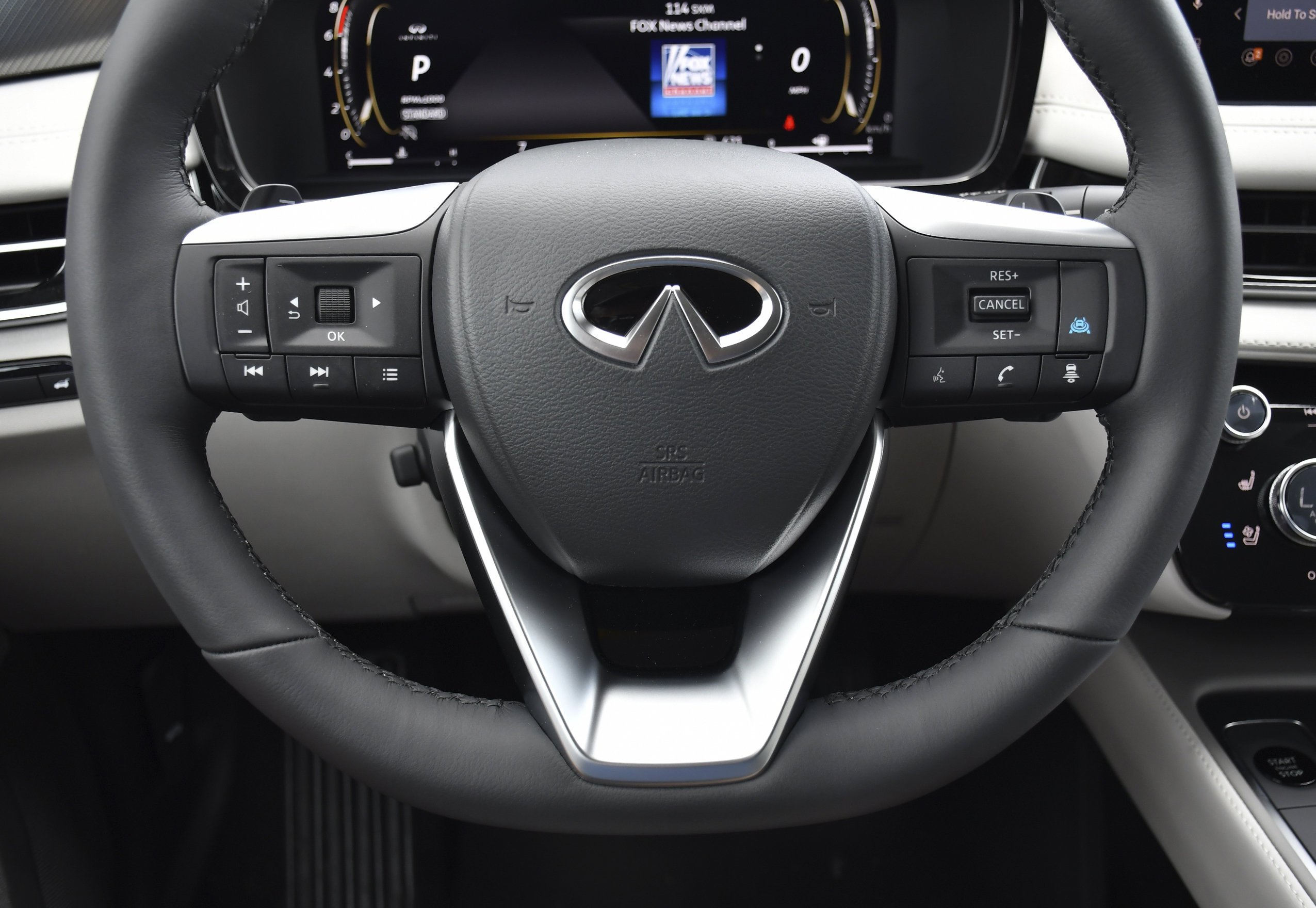 New 2027 RADIANT WHITE INFINITI Luxe FWD image 7