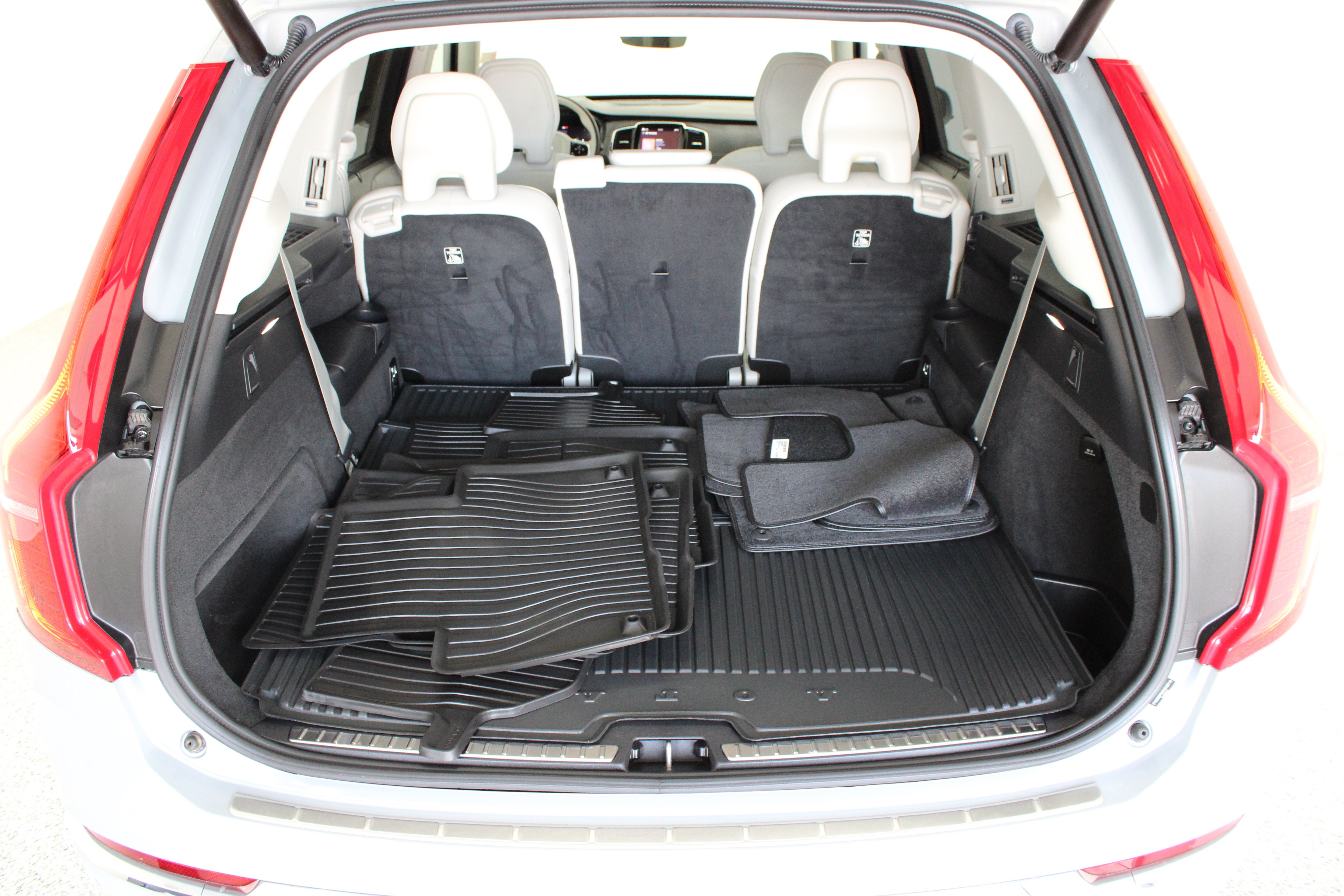 Used 2025 Vapour Grey Metallic Volvo Ultra 2.0T/Electric image 33