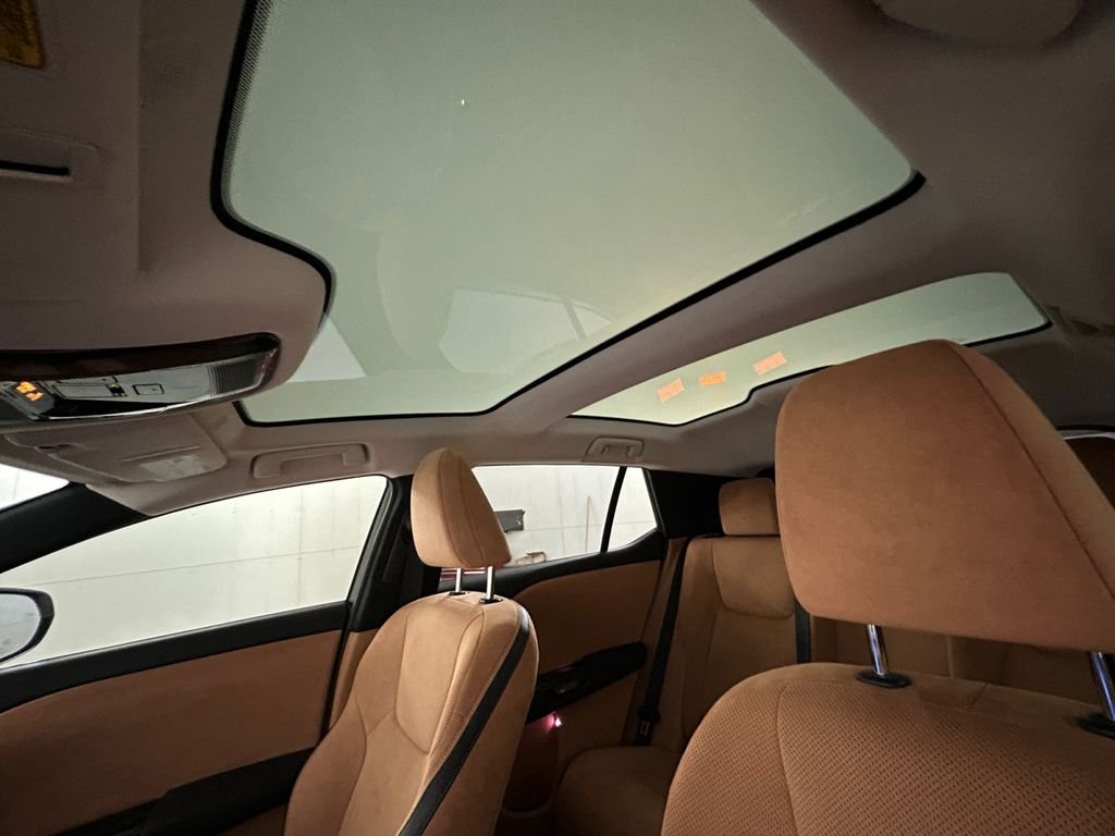 Used 2023 White Lexus 450e Luxury image 25