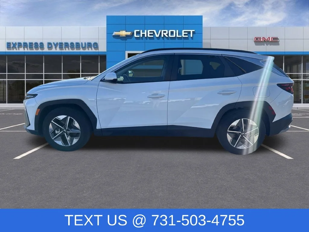 Used 2025 White Hyundai SEL image 4
