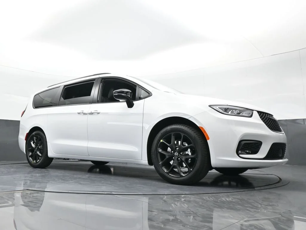 New 2026 Bright White Clear-Coat Exterior Paint Chrysler Select image 61