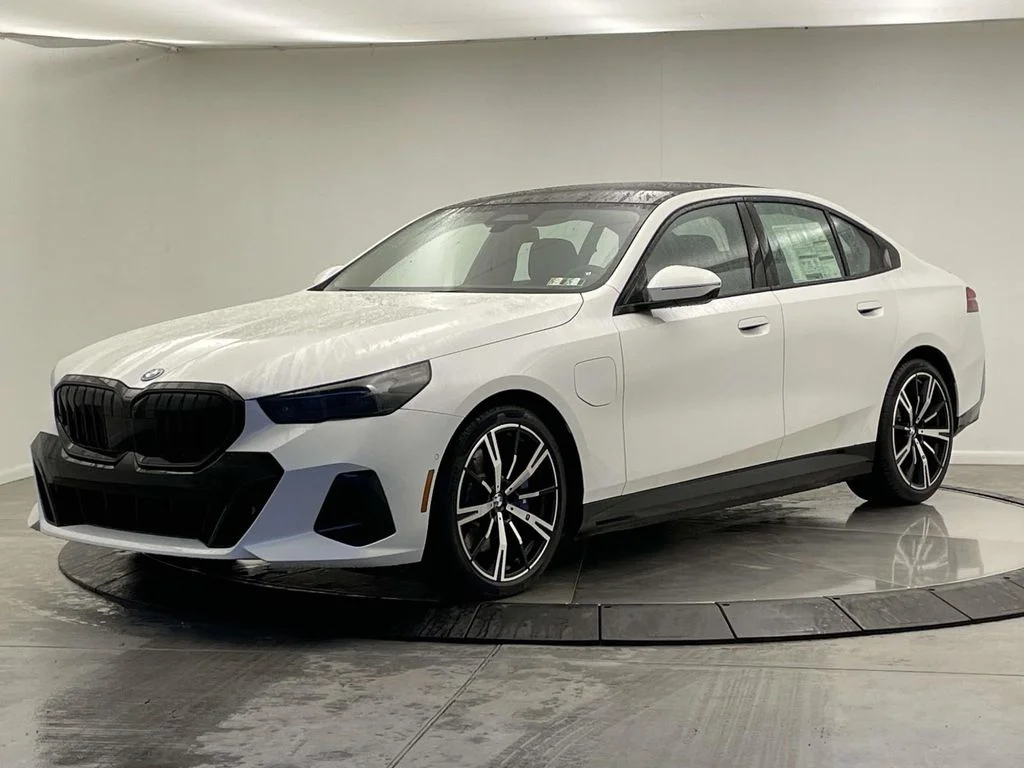 2026 BMW 5 Series 550e xDrive Sedan's photo