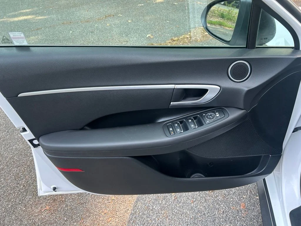 Used 2023 White Hyundai SE image 13
