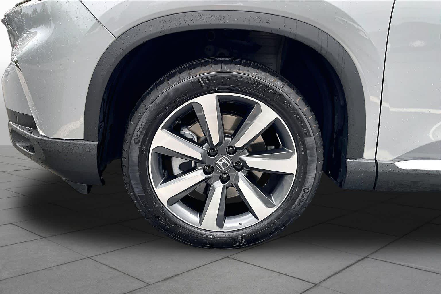 Used 2025 Lunar Silver Metallic Honda Touring image 10