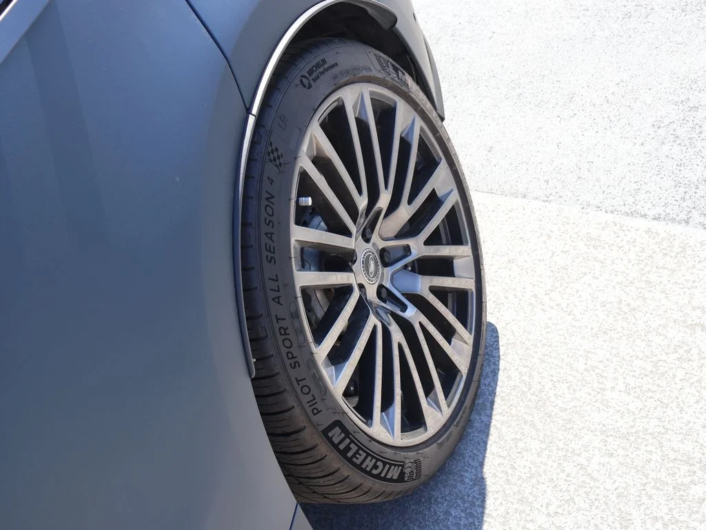 Certified Used 2025 Blue Nebula in Matte Land Rover SV Edition Two image 46