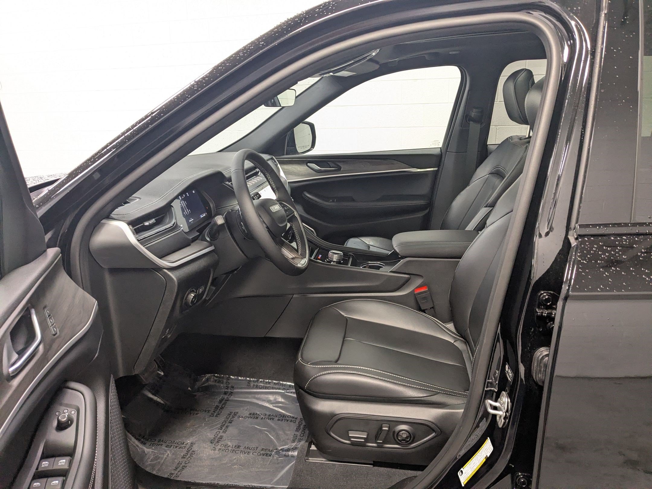 New 2026 Diamond Black Crystal Pearlcoat Jeep Limited image 15