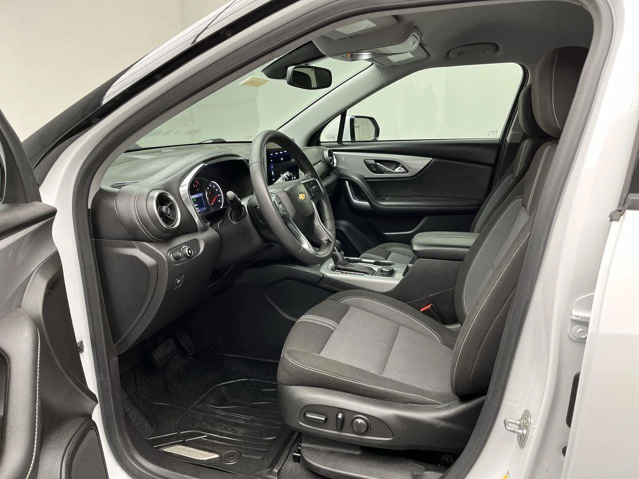 Used 2023 Summit White Chevrolet 2LT image 3