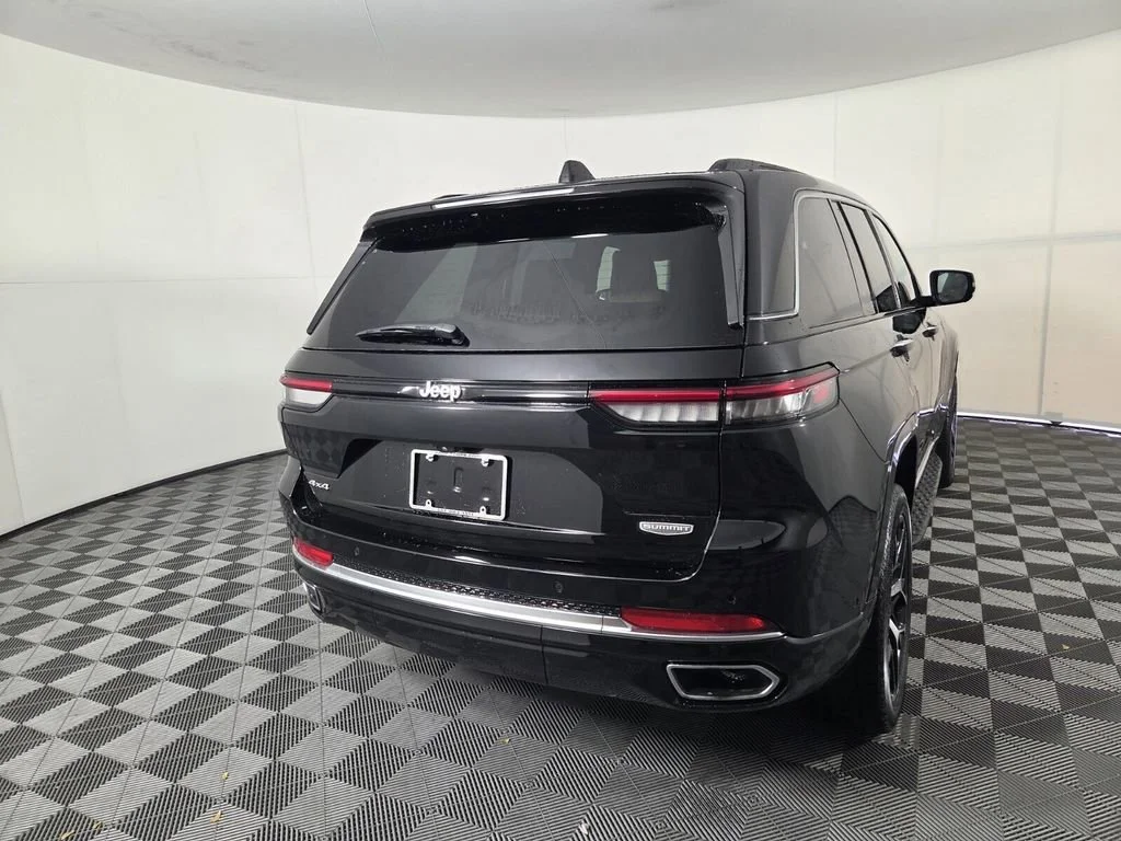 Used 2024 Diamond Black Crystal Pearlcoat Jeep Summit Reserve image 7