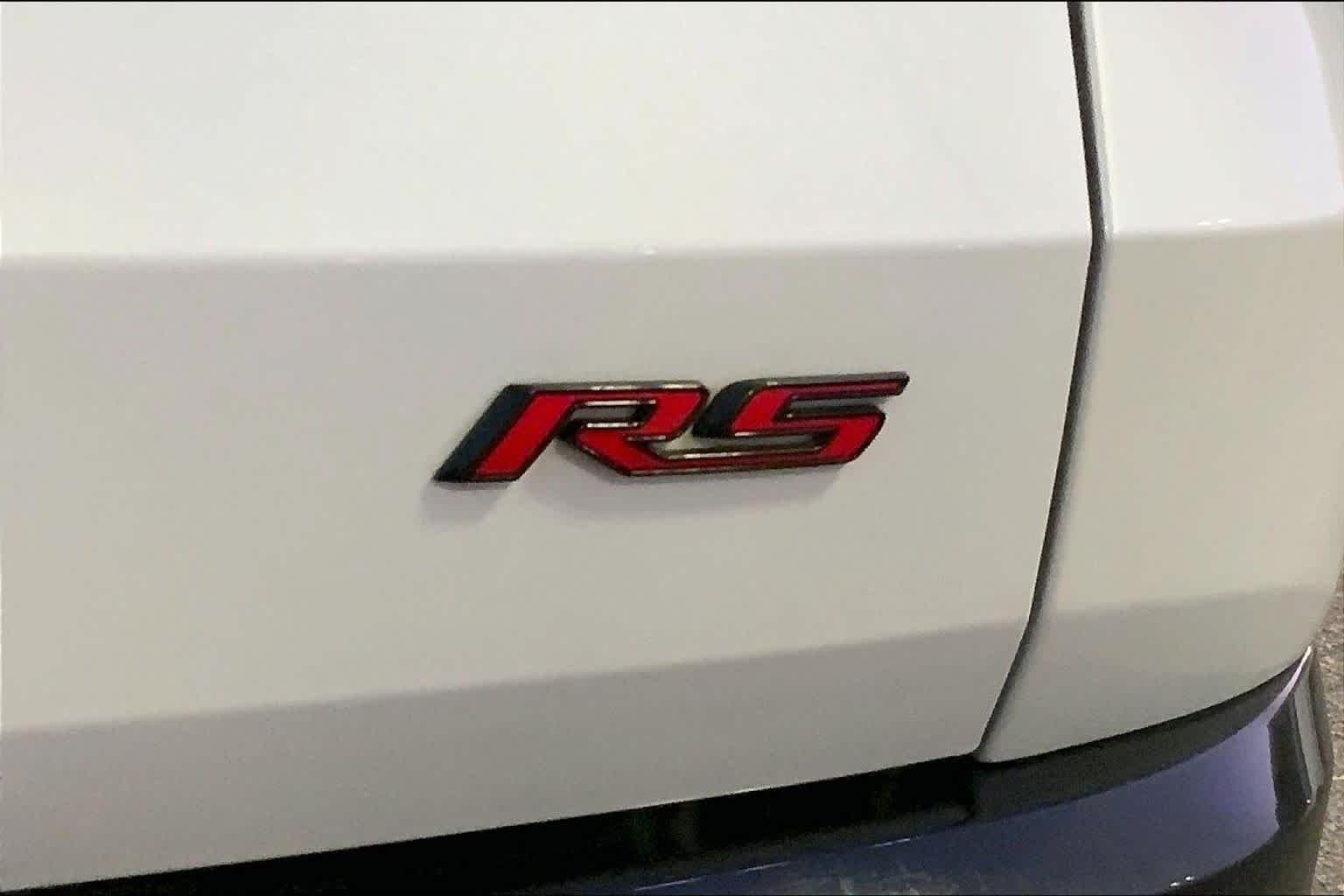 Used 2024 Iridescent Pearl Tricoat Chevrolet FWD RS image 9