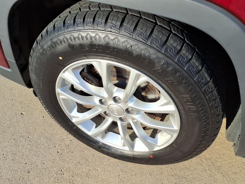 Used 2019 Velvet Red Pearlcoat Jeep Latitude image 17