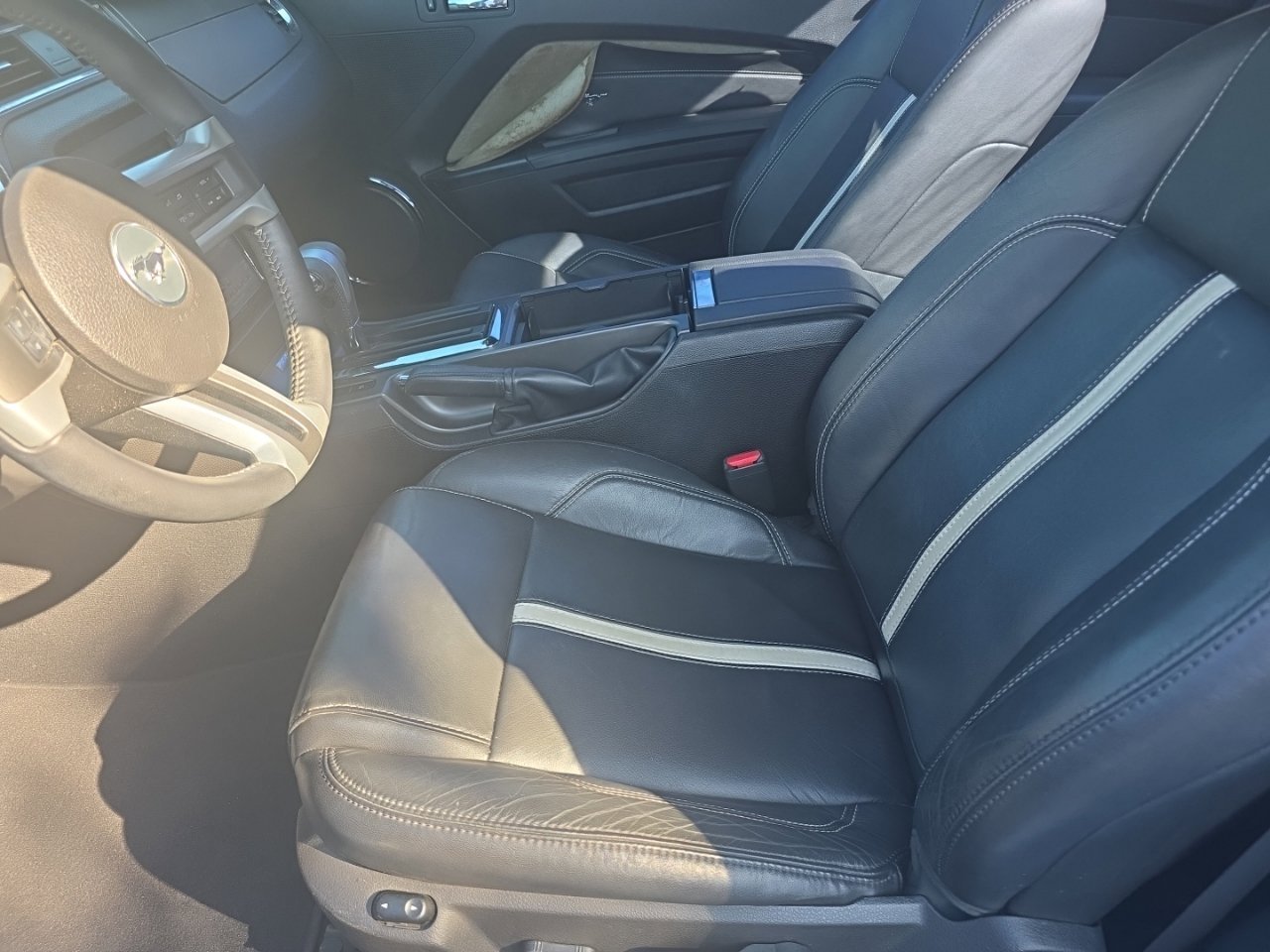 Used 2010  Ford GT Premium image 25