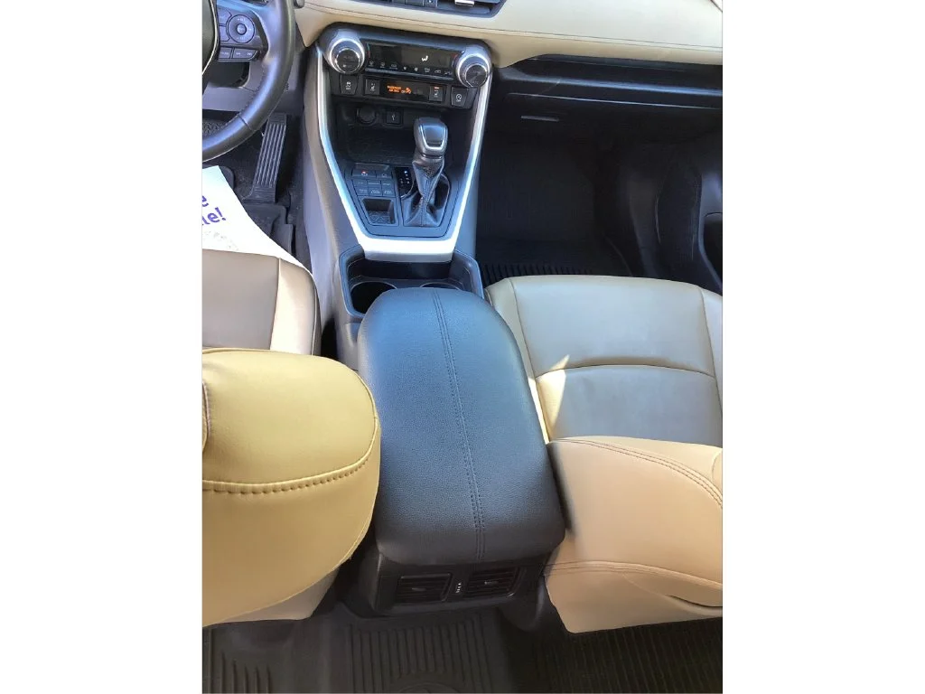 Used 2020  Toyota XLE Premium image 18