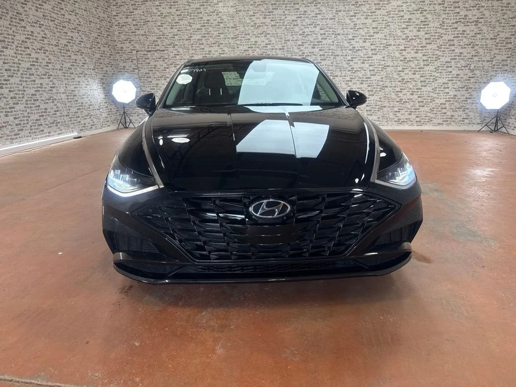 Used 2021 Phantom Black Hyundai SEL image 2