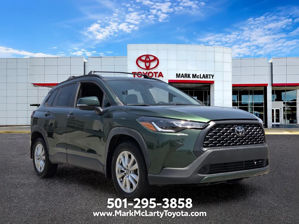Used 2022  Toyota LE image 7