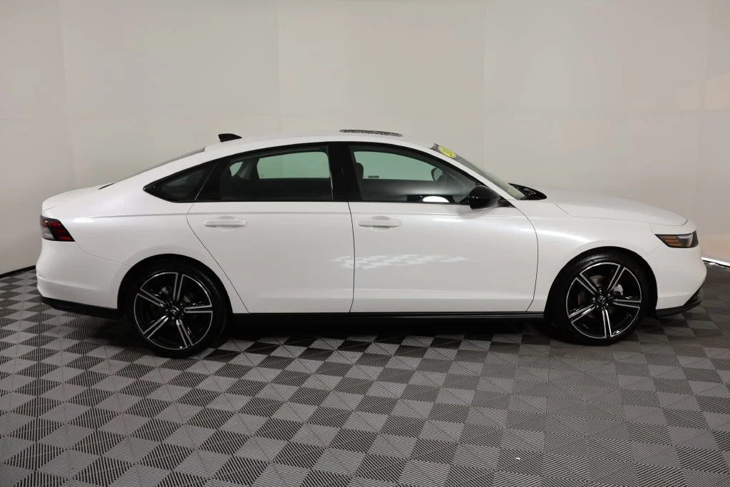 Used 2026 Platinum White Pearl Honda SE image 9