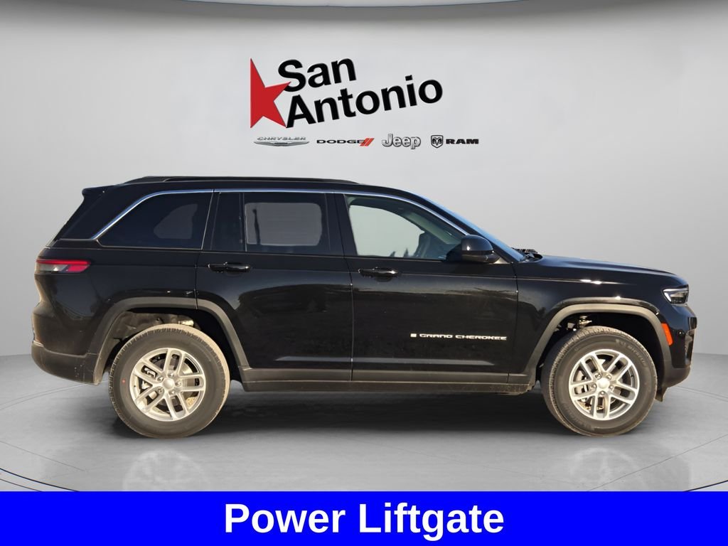 New 2025 Diamond Black Crystal Pearl-Coat Exterior Paint Jeep Laredo X image 9