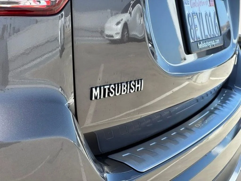 Used 2018  Mitsubishi SEL image 26