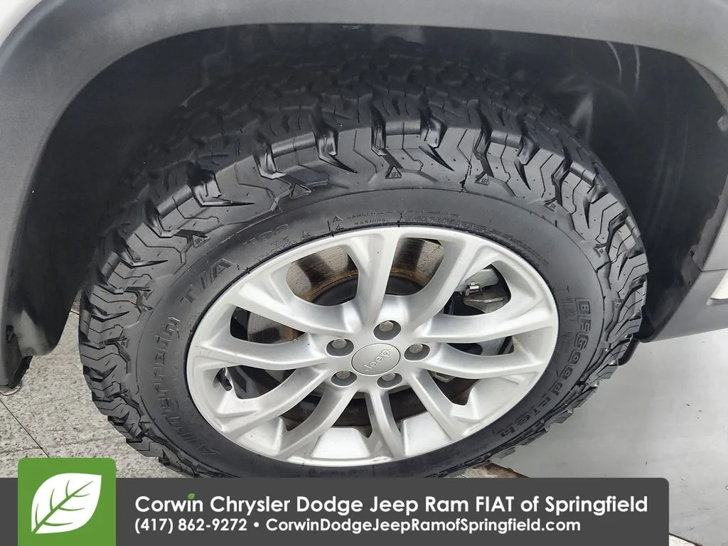 Certified Used 2022 White Jeep Latitude Lux image 32