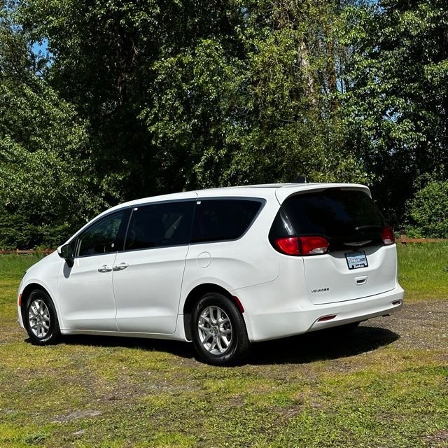 Used 2023 Bright White Clearcoat Chrysler LX image 9