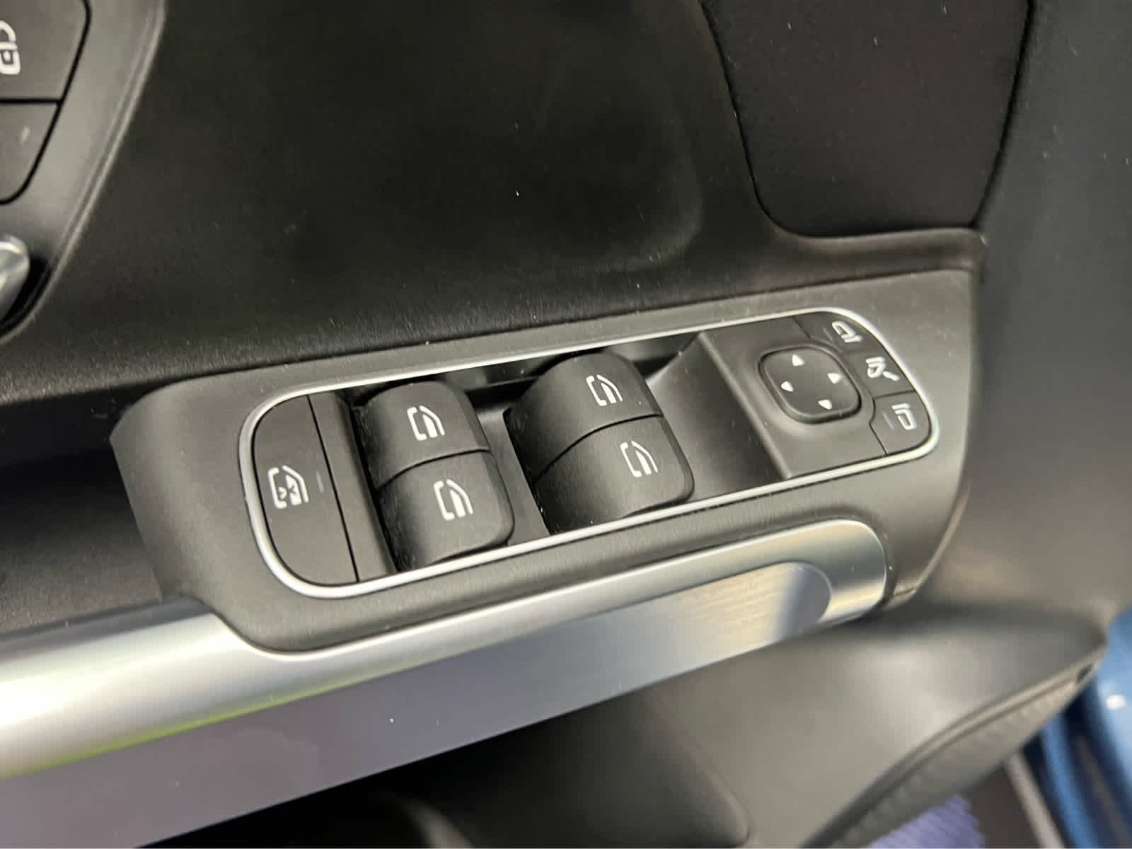 Used 2022 Denim Blue Metallic Mercedes-Benz GLB 250 image 16