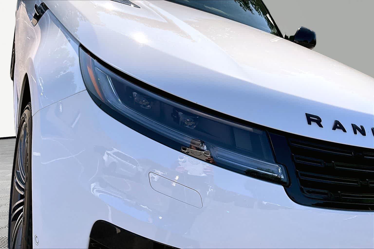 Used 2024 Fuji White Land Rover Dynamic SE image 28