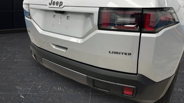 New 2026 Silver Zynith Clear-Coat Exterior Paint Jeep Limited image 39