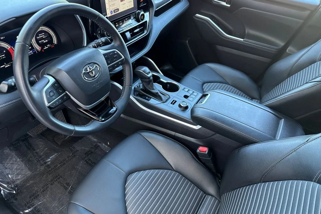 2025 Toyota Highlander XSE - Photo 14