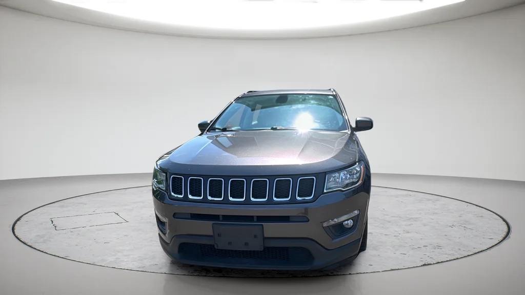 Used 2018 Gray Jeep Latitude image 11