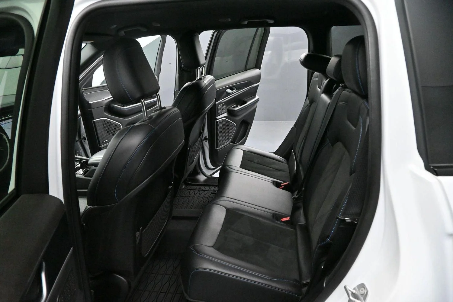 Used 2022 Bright White Clearcoat Jeep Trailhawk image 33