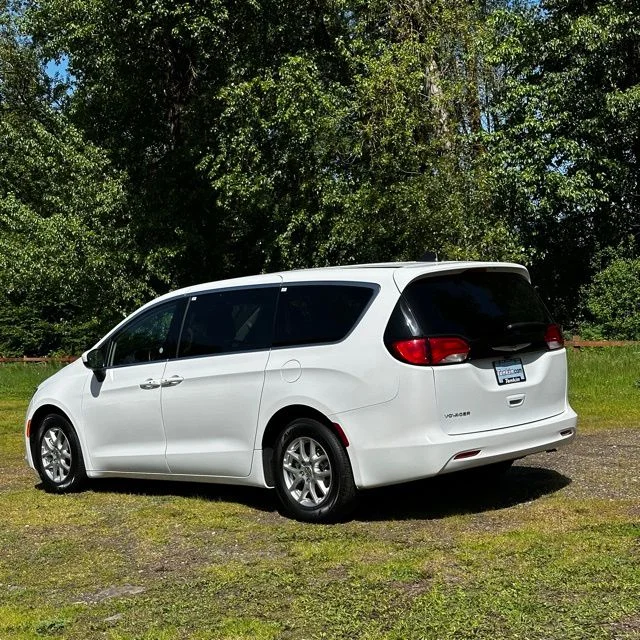 Used 2023 Bright White Clearcoat Chrysler LX image 9