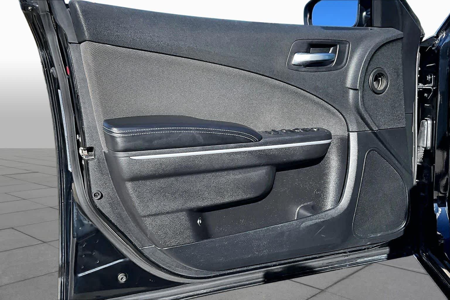 Used 2017 Pitch Black Clearcoat Dodge SE image 22