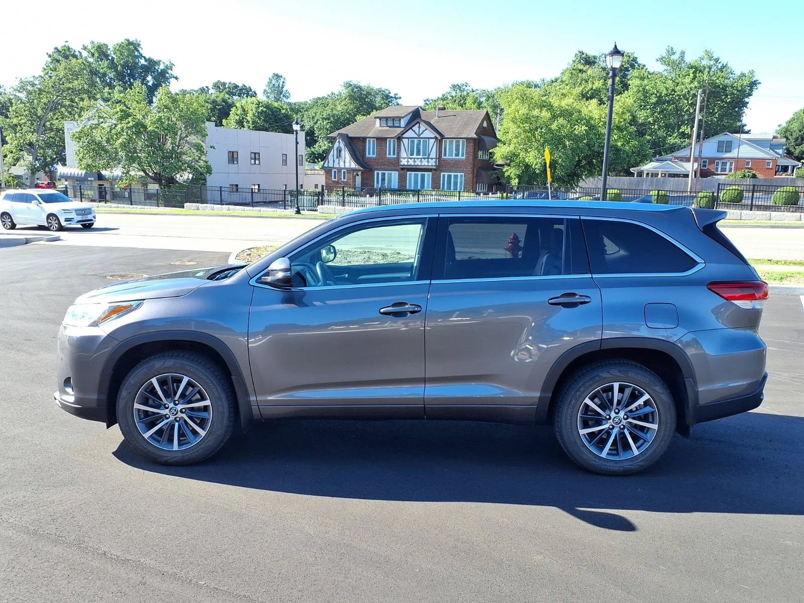 Certified Used 2018 Predawn Gray Mica Toyota XLE image 31