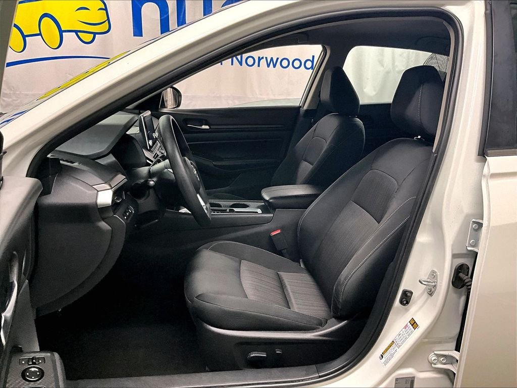 Used 2025 White Nissan 2.5 SV image 10