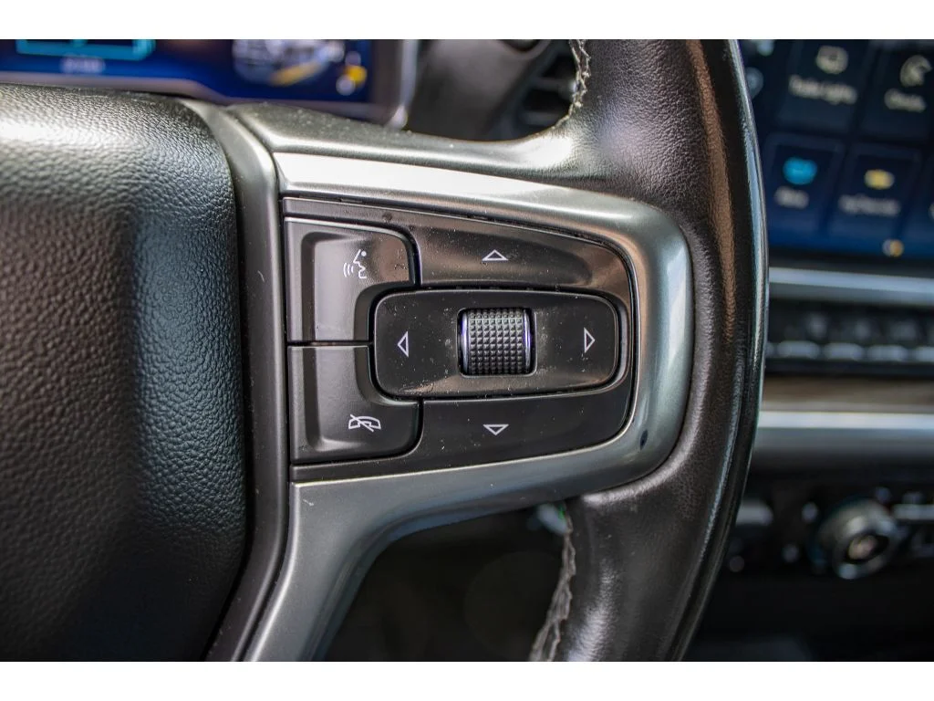 Used 2025 SUMMIT WHITE Chevrolet LT image 34