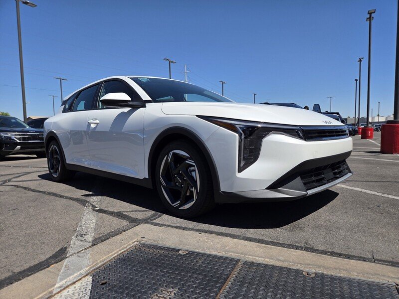 New 2026 Snow White Pearl Kia EX image 2