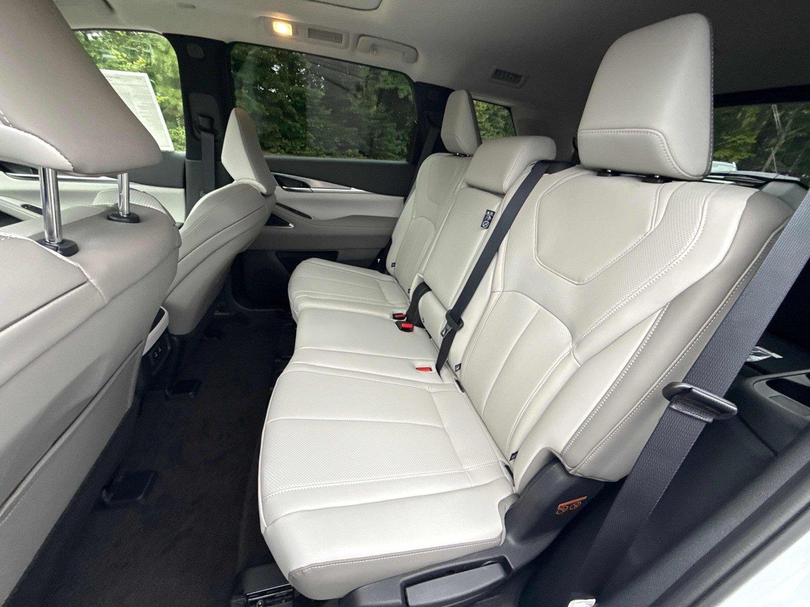 New 2027 RADIANT WHITE INFINITI Luxe FWD image 12