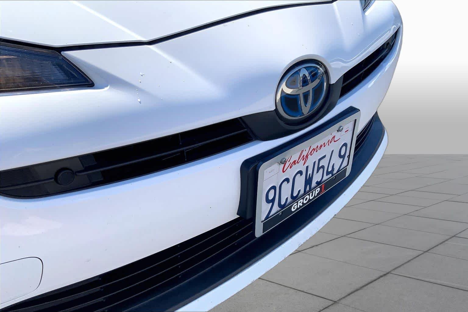 Used 2022 White Toyota LE image 29