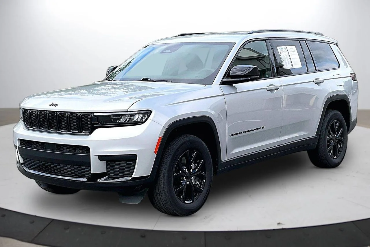Used 2024 Silver Jeep Altitude image 4
