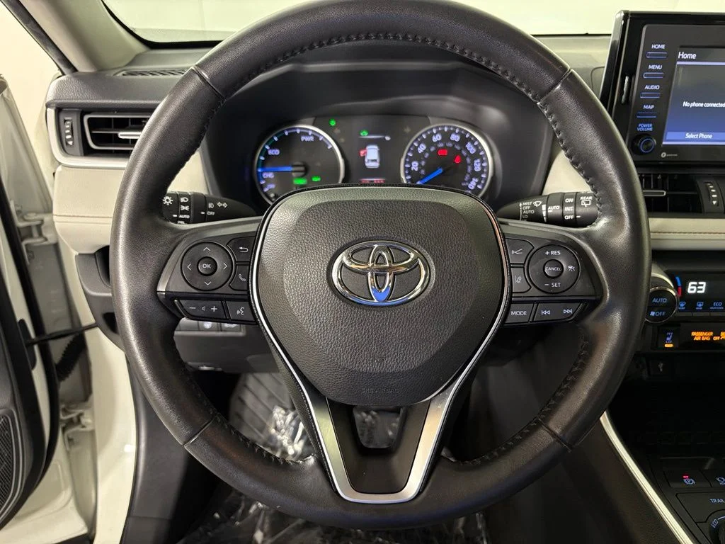 Used 2021 White Toyota XLE Premium image 20