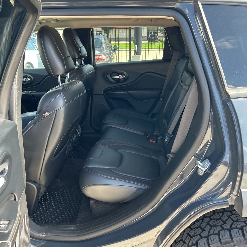 Used 2016 Gray Jeep Trailhawk image 9