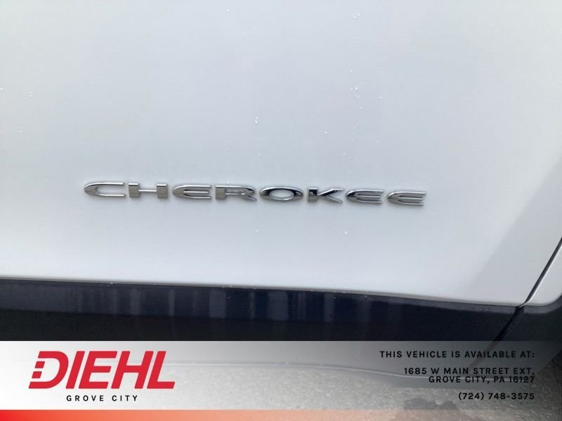 Used 2022 White Jeep Latitude Lux image 10