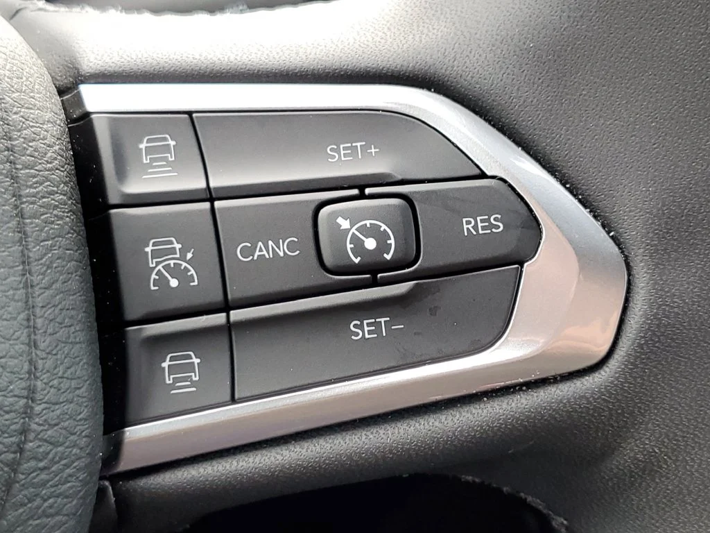 Used 2024  Jeep Limited image 18