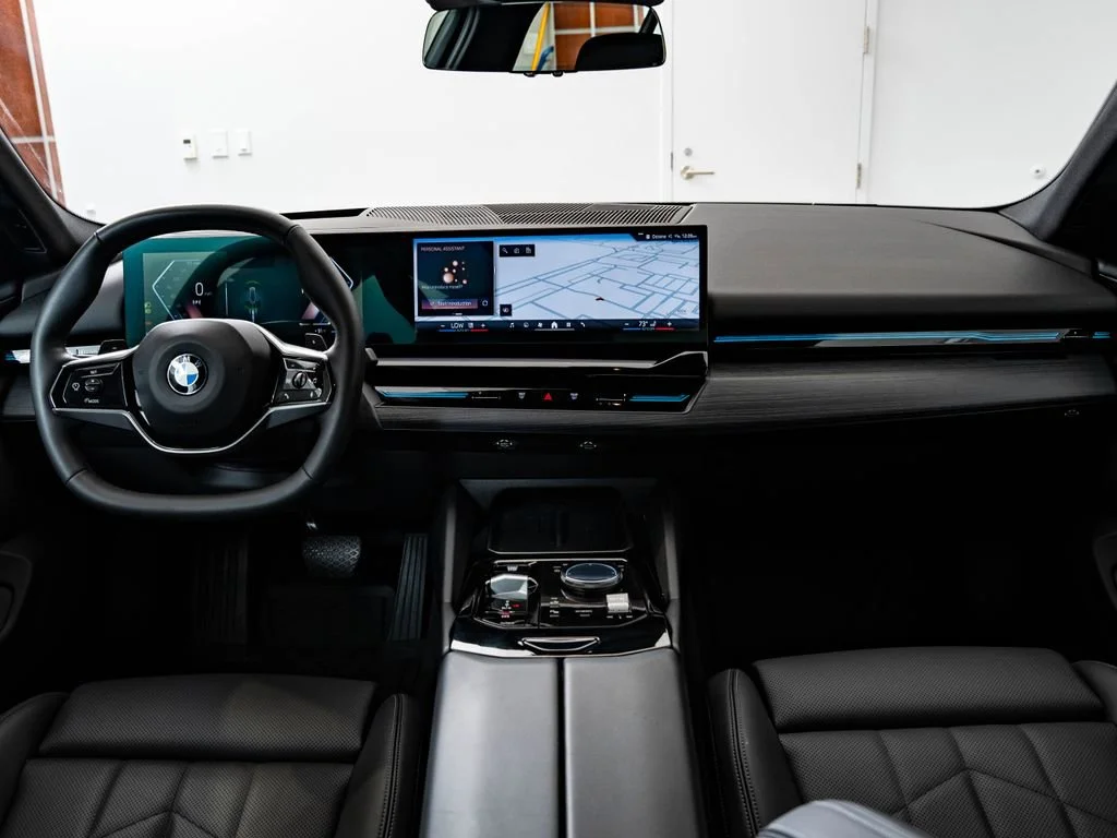 Certified Used 2025 Oxide Grey Met BMW 530i xDrive image 34