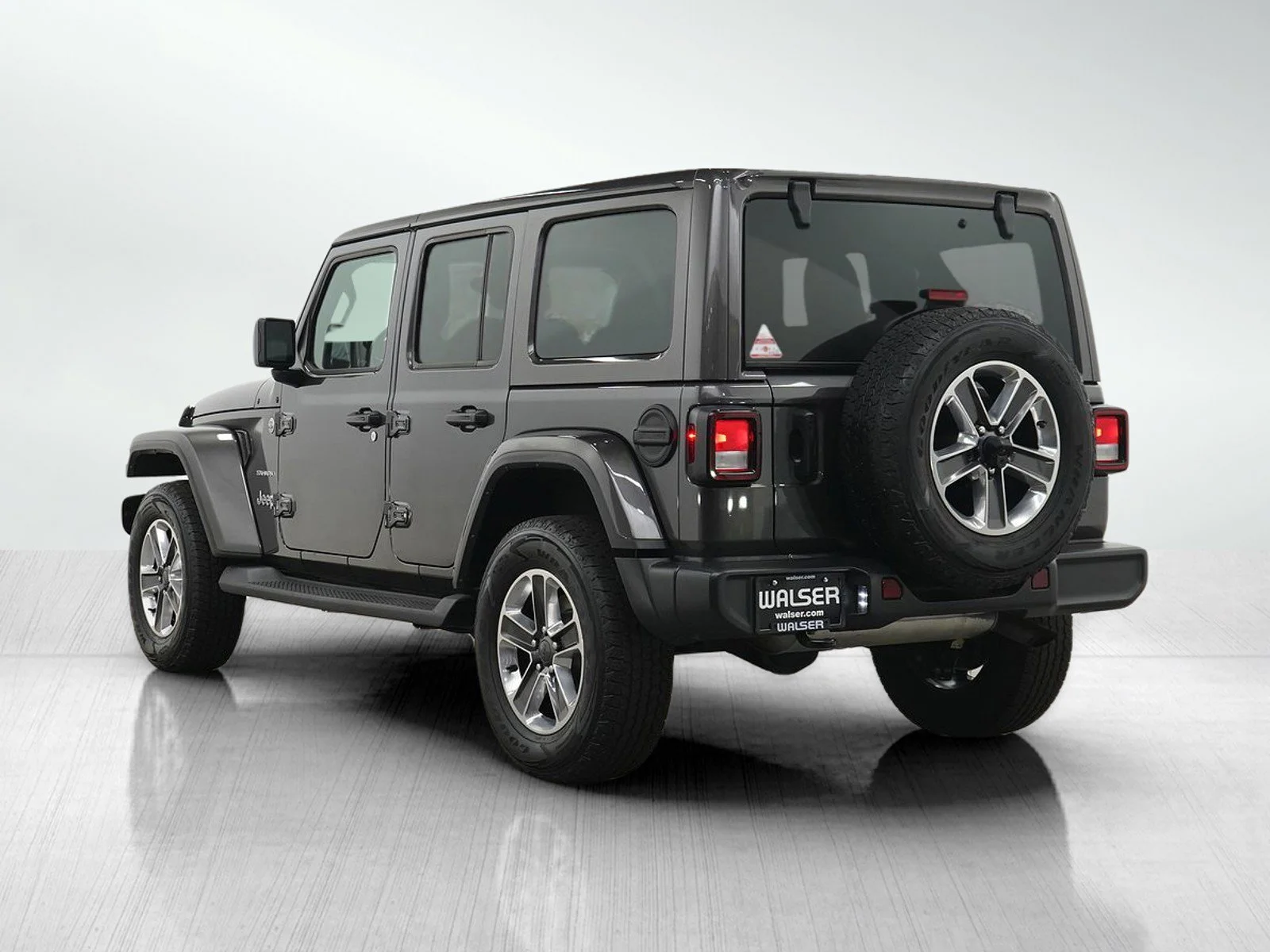 Used 2022 Granite Crystal Metallic Clearcoat Jeep Unlimited Sahara image 3