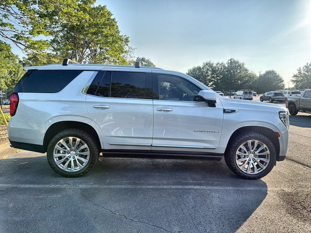 Used 2023 WHITE FROST TRICOAT GMC Denali image 9
